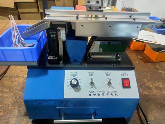 Machine de découpe de plomb pour couper des composants